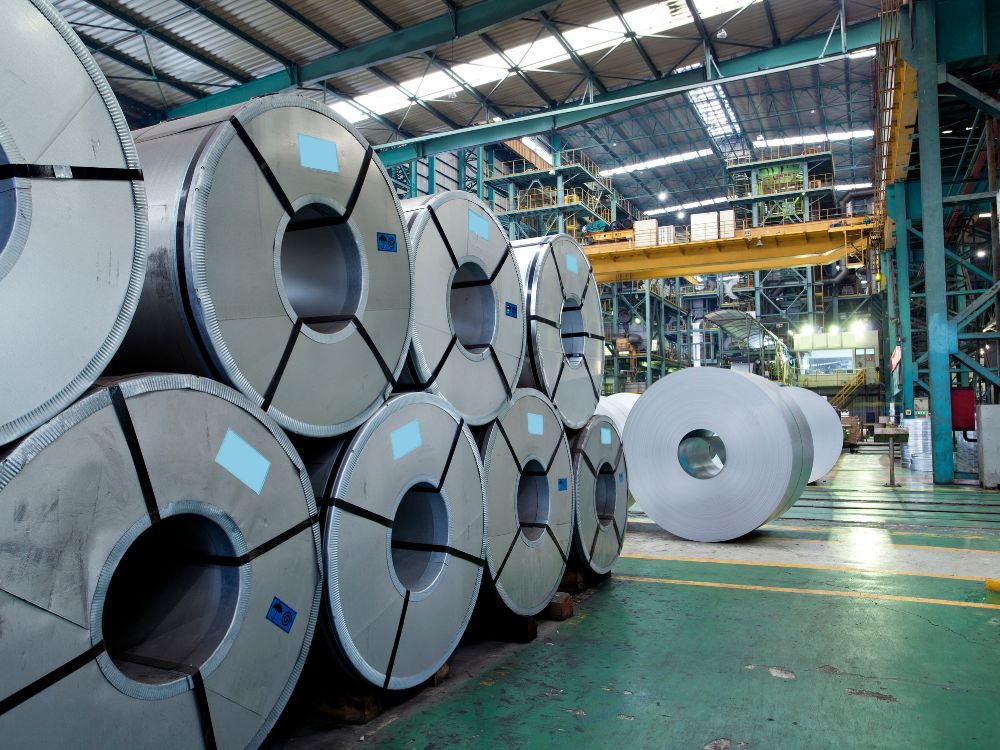 4. Kết hợp thép với gỗ, đá, vật liệu truyền thống để cân bằng thẩm mỹ và độ bền