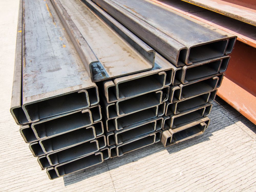 2. Thiết kế kết cấu phù hợp với đặc tính chịu kéo và uốn của thép