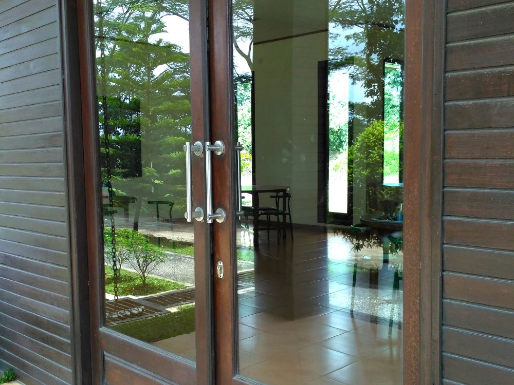 1. Ưu điểm vượt trội của cửa nhôm so với các loại cửa truyền thống