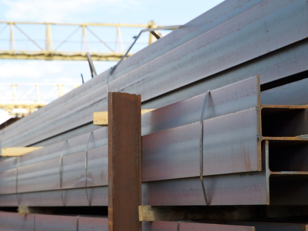 1. Quan sát bằng mắt thường: dấu hiệu đầu tiên để nhận biết thép chất lượng